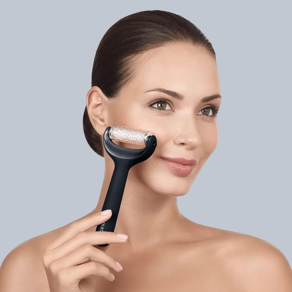Електронний ролер для обличчя та тіла з мікроголками GESKE MicroNeedle Face&Body Roller 8в1 gray, Чорний | Зображення 3