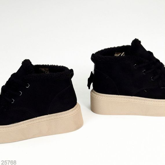 Стильные зимние черные замшевые ботинки на утолщенной бежевой подошве | Зображення 4