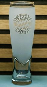 Пивной бокал крафтовый 440 мл ФК Bayern München Бавария с гравировкой подарок для фаната футбольная кружка мат