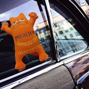 Игрушка кот Саймона в машину c вышивкой оранжевый "рыжим всегда везет"