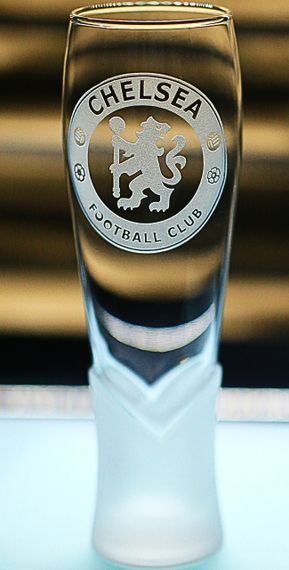 Пивной бокал крафтовый 440 мл ФК Челсы Chelseal с гравировкой подарок для фаната футбольная кружка
