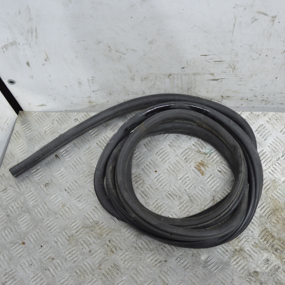 Ущільнювач кузова передній правий Volkswagen T4 1990-2003 Ущільнювач правих дверей Фольксваген Т4