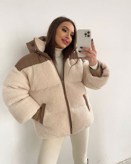 Жіночий пуховик Fluffy Puffer з еко хутра молоко з бежевими вставками зі знімним капюшоном | Зображення 2