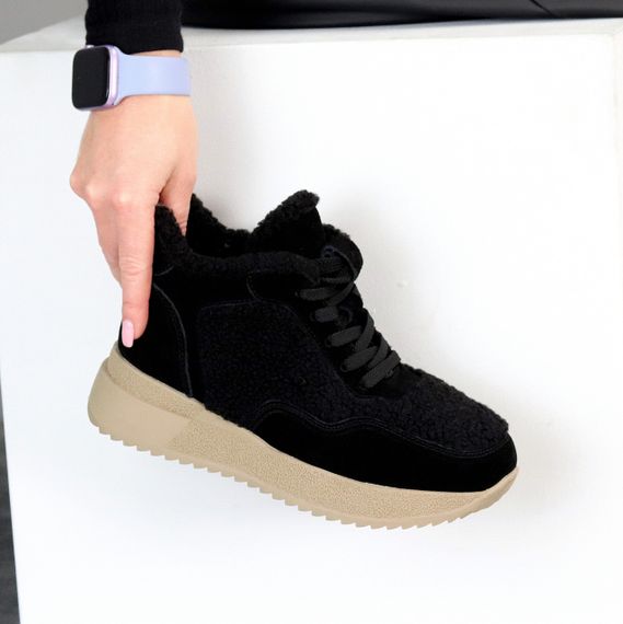 Спортивные замшевые черные ботинки с мехом на бежевой подошве 38