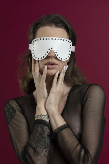 Маска на очі з заклепками Feral Feelings - Blindfold Mask, натуральна шкіра, біла Sex Aura