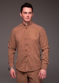 Мужская вельветовая рубашка с воротником стойка и длинным рукавом на пуговицах цвет коричневый, размер М  RA2334