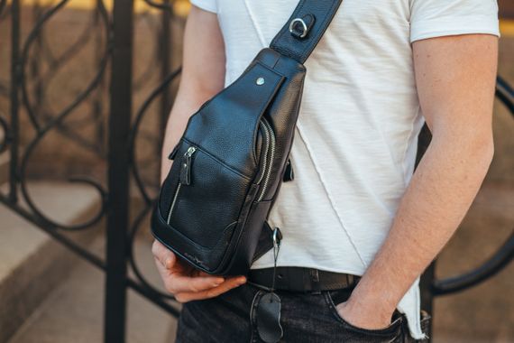 Кожаный черный мужской слинг рюкзак на одно плече TIDING BAG A25F-617-1A | Зображення 7
