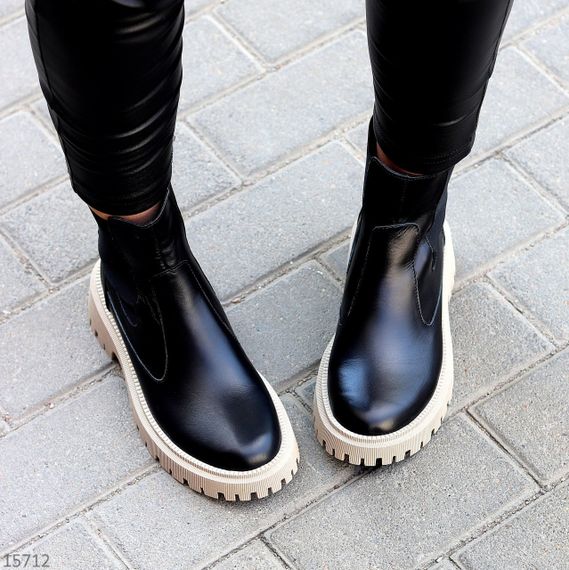 Стильні чорні шкіряні зимові черевики челсі на бежевій підошві | Зображення 7