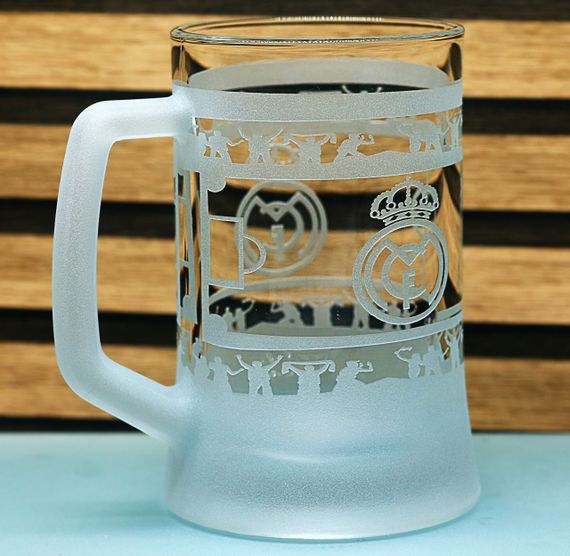 Пивной бокал 670 мл Реал Мадрид Real Madrid с гравировкой подарок для фаната ФК футбольная кружка круговая