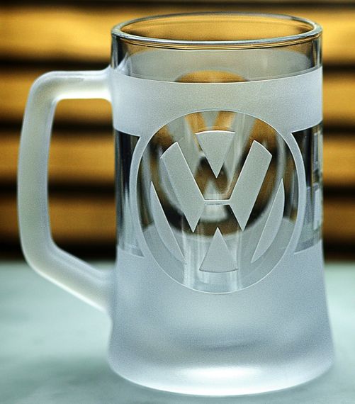 Пивний кухоль Volkswagen Фольксваген 670 мл з гравіюванням Подарунок автолюбителю  Келих з логотипом авто та легендарний слоган