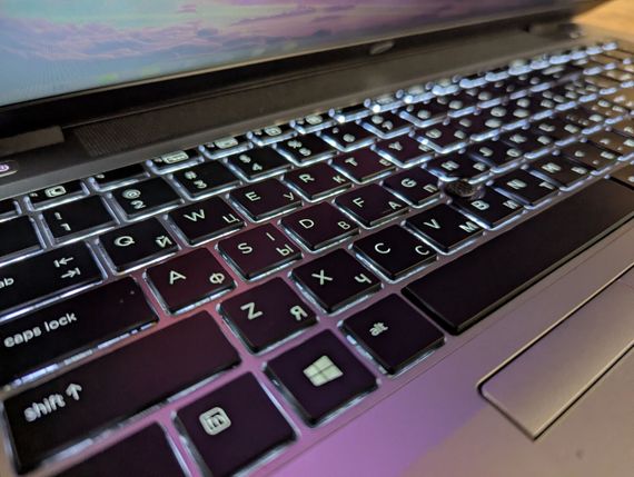 Ноутбук HP EliteBook 850 G3 / 15.6" (1366x768) TN / Intel Core i7-6600U (2 (4) ядра по 2.6 - 3.4 GHz) / 8 GB DDR4 / 256 GB SSD / Intel HD Graphics 520 / WebCam / Fingerprint / Windows 10 б/у + Подарок Флэш-накопитель USB 32 GB | Зображення 5