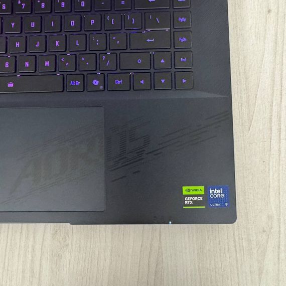Игровой ноутбук Б-класс Gigabyte Aorus Master 16 BZH / 16" (2560x1600) IPS / Intel Core Ultra 9 275HX (24 ядра по 2.1 - 5.4 GHz) / 32 GB DDR5 / 2000 GB SSD NVMe / nVidia GeForce RTX 5090, 24 GB GDDR7, 256-bit / WebCam б/у | Зображення 6