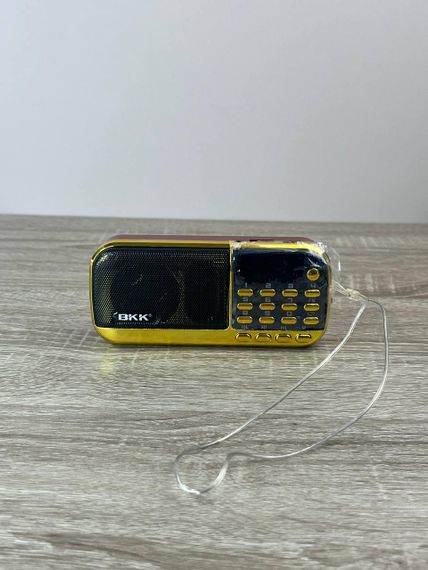 Портативный мини-радиоприемник BKK 836 FM-радио и MP3-плеер с LED лампой и часами 2 аккумулятора 18650 | Зображення 2