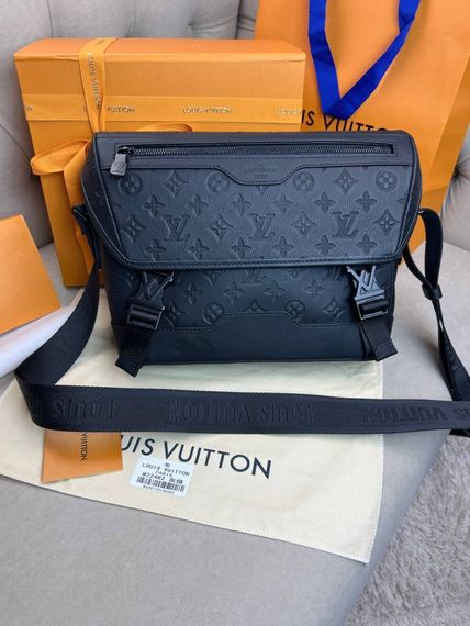 Месенджер чорна Louis Vuitton Voyager PM Monogram Shadow c872
