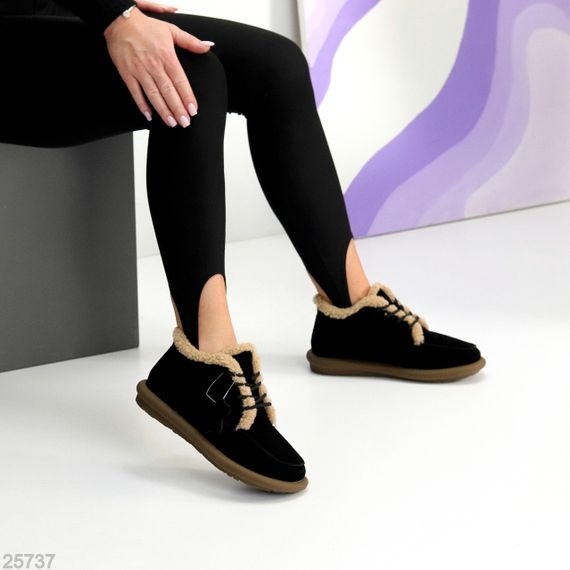 Стильные зимние низкие замшевые черные ботинки с бежевой опушкой | Зображення 1