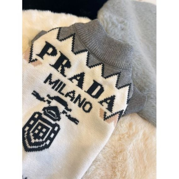 Брендовый свитер для собак PRADA с логотипом на спинке, серые края с зигзагами, белый | Зображення 2