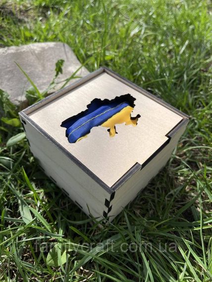 Прапор України до дня перемоги в дерев'яній подарунковій коробці з гербом або картою України | Патріотичний подарунок | Зображення 1