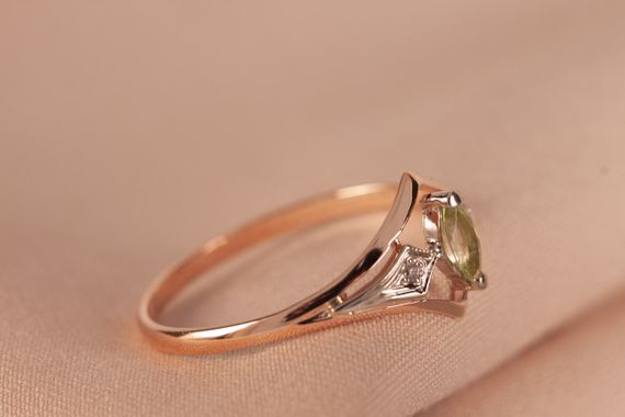 Кольцо из красного и белого золота с хризолитом 20 | Зображення 3