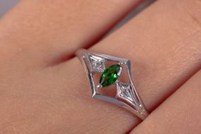 Кольцо из белого золота с зеленым камнем 21