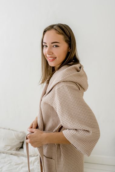 Жіночий вафельний халат COSY з капюшоном, беж | Зображення 2