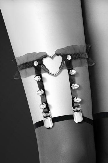 Гартер на ногу Bijoux Pour Toi - WITH HEART AND SPIKES, сексуальна підв'язка з сердечком, Чорний | Зображення 1