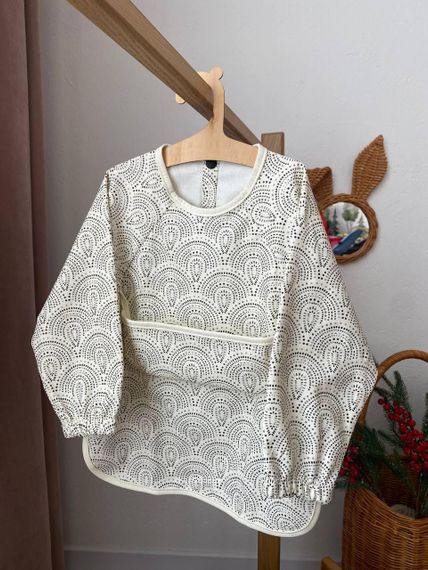 Нагрудник дитячий з рукавами для годування та творчості Білий з візерунком | Зображення 1