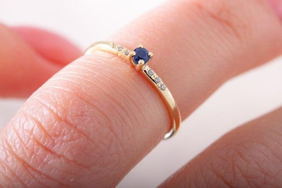 Кольцо из желтого золота с сапфирами и бриллиантами 18.5 | Зображення 4