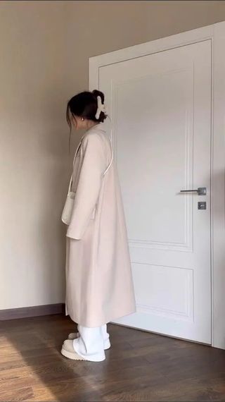 Женское стильное длинное пальто прямого кроя из кашемира без утеплителя с поясом цвет молочный | Зображення 3
