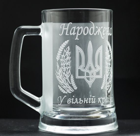 Подарунковий кухоль для пива з гравіюванням 670 мл народжена в Україні | Зображення 2