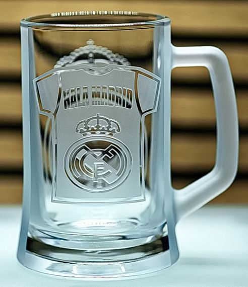 Пивний келих 660 мл Реал Мадрид з гравіюванням подарунок для фана ФК Real Madrid футбольний кухоль з футболкою | Зображення 3