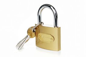Замок навесной желтый – (30x28x13мм), крестообразный ключ AURORA