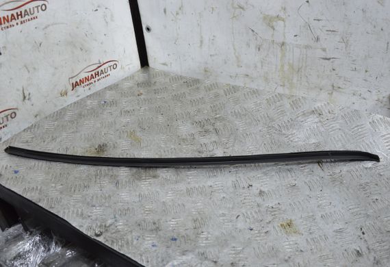 Молдинг лобового скла правий Volkswagen Passat B6 2005-2010 Листва скла права Фольксваген 3C0854328A