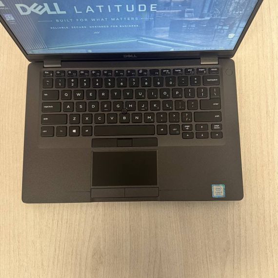 Ультрабук Б-класс Dell Latitude 5400 / 14" (1920x1080) IPS / Intel Core i5-8365U (4 (8) ядра по 1.6 - 4.1 GHz) / 8 GB DDR4 / 256 GB SSD / Intel UHD Graphics / WebCam б/у | Зображення 2