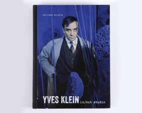 Книга с работами Ив Кляйн французский художник-новатор.Yves Klein: In/Out Studio Подарочные книги об искусстве