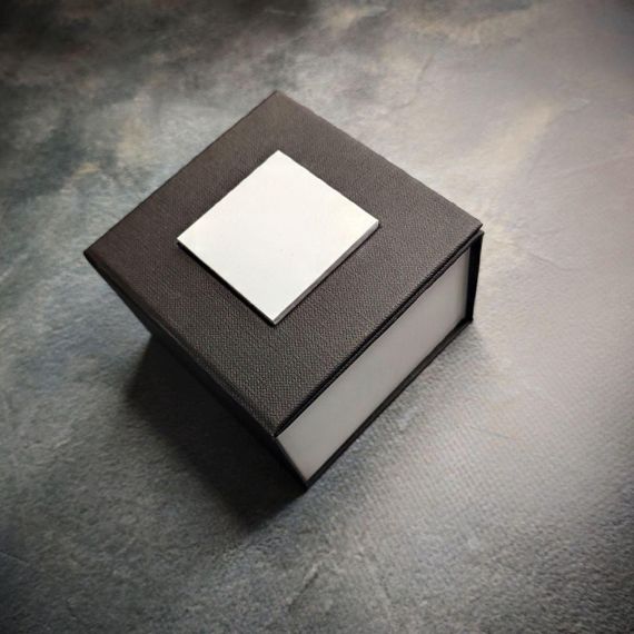 Подарочная коробка для часов 9×9×6 см черно-белая с подушкой | Зображення 2