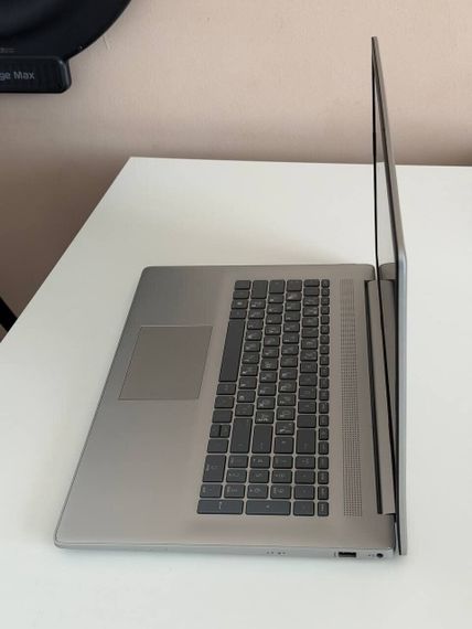 Ноутбук Б-клас HP 17-CP0636NG / 17.3" (1600x900) TN / AMD Athlon Gold 3150U (2 (4) ядра по 2.4 - 3.3 GHz) / 8 GB DDR4 / 120 GB SSD / AMD Radeon RX Vega 3 / WebCam / Windows 11 б/в | Зображення 2