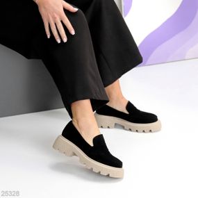 Лаконічні замшеві чорні туфлі лофери на бежевій підошві