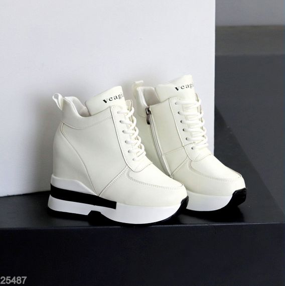 Эффектные белые зимние сникерсы на танкетке доступная цена | Зображення 7