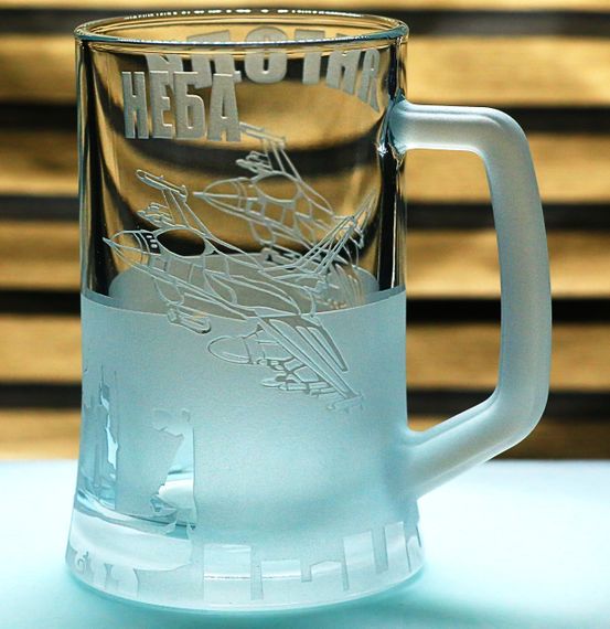 Подарочный бокал для пива с ручкой 670 мл с гравировкой надписи Ангелы Неба пилоту летчику | Зображення 4