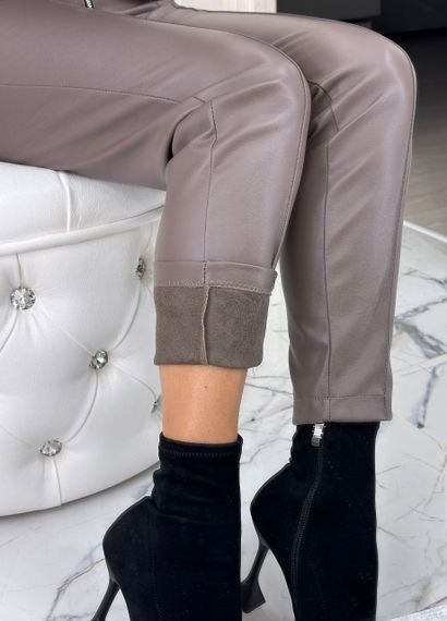 Женские утепленные узкие кожаные брюки на замше, BU8780 цвет мокко, размер 46 | Зображення 1