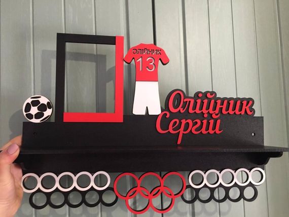Медальниця футбол, іменна з поличкою, дерев'яна, тримач для медалей, медальниці