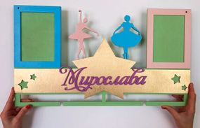 Медальниця танці, іменна з поличкою, дерев'яна, тримач для медалей, медальниці