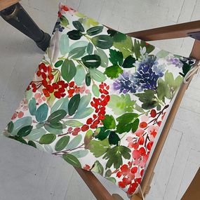Подушка на стул с завязками Ягоды, листья и цветы 40x40x4 см (PZ_23NG001)