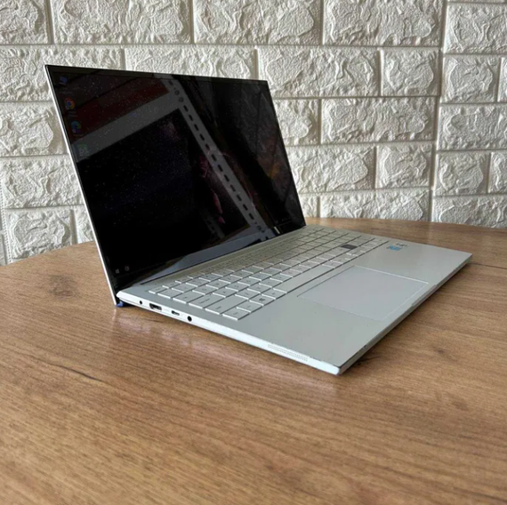 Ноутбук Samsung  White 15,6" FHD OLED i7 10510U 16Gb SSD 256Gb Б/В | Зображення 2