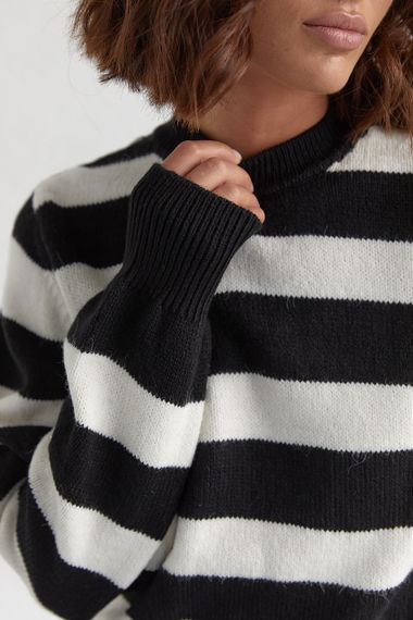 Вязаный джемпер oversize в полоску черный цвет S | Зображення 3