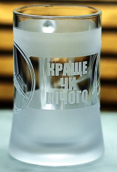 Пивний кухоль Mercedes-Benz 670 мл з гравіюванням Подарунок автолюбителю  Келих з логотипом авто Мерседес та легендарний слоган | Зображення 3