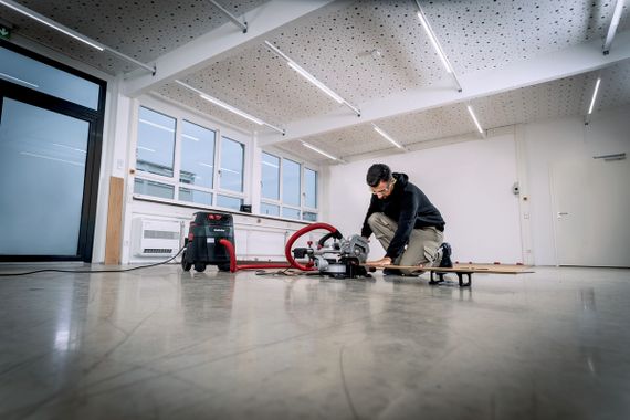 Пила торцовочная Metabo KGS 216 M с протяжкой, 1200Вт, диск 215мм, пропил 70/40мм, 13/4кг (613216000) | Зображення 1