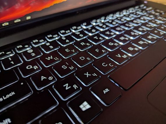 Игровой ноутбук Dell XPS 15 9560 / 15.6" (1920x1080) IPS / Intel Core i5-7300HQ (4 ядра по 2.5 - 3.5 GHz) / 16 GB DDR4 / 512 GB SSD / nVidia Geforce GTX 1050, 4 GB GDDR5, 128-bit / Windows 10 б/у + Подарок Беспроводная мышь / USB | Зображення 5