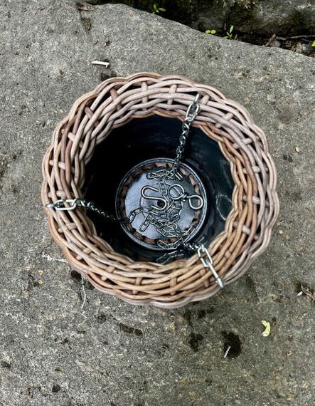 Підвісне кашпо зі штучного ротангу “Лоза 5 л” — плетений горщик ручної роботи для балкона, тераси, саду | Зображення 3