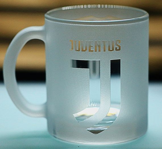 Подарочная стеклянная чашка для чая и кофе 320 мл с  гравировкой лого футбольного клуба ФК Ювентус POGBA